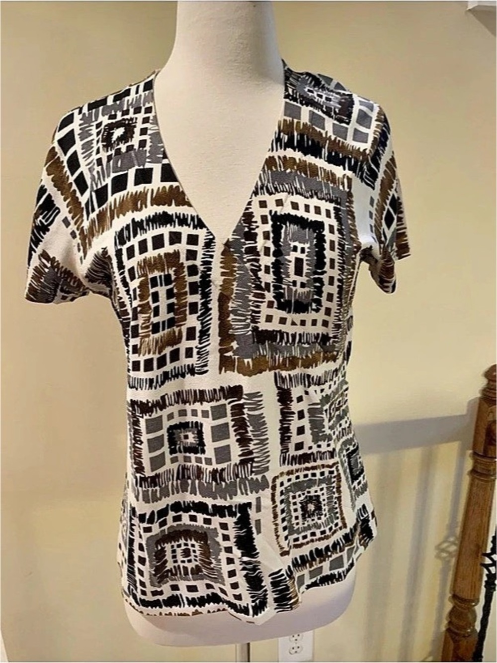 Women's Geometric Short Sleeve Top in White & Black